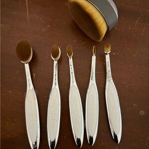 Lot of Artis Brushes